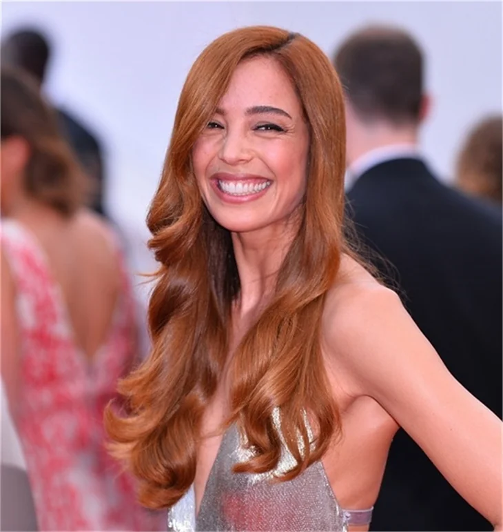 Azra Akın'dan Cannes dekoltesi!