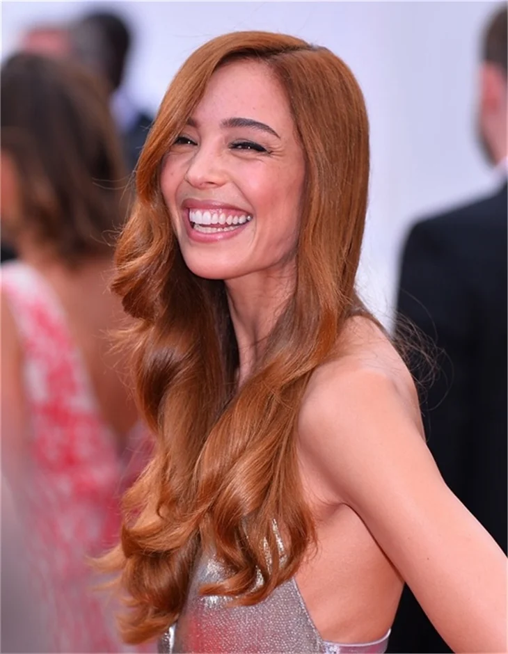 Azra Akın'dan Cannes dekoltesi!
