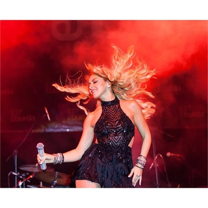 Hadise'den bol frikikli konser