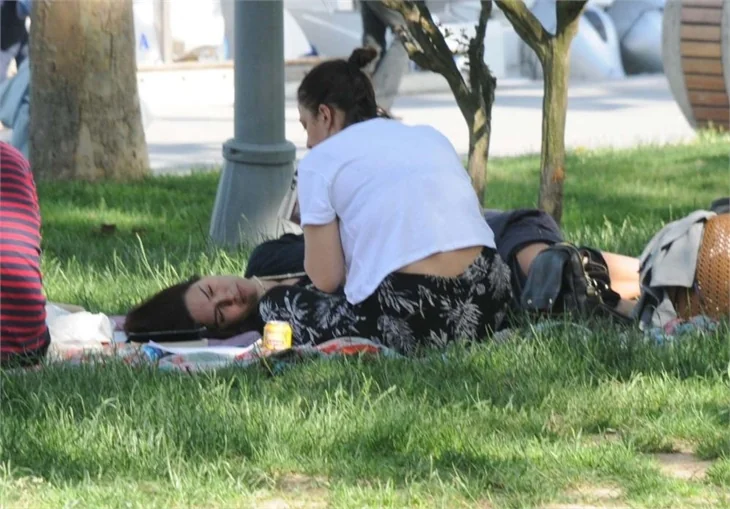 Halit Ergenç, Bergüzar Korel ve Ali Ergenç'in piknik keyfi