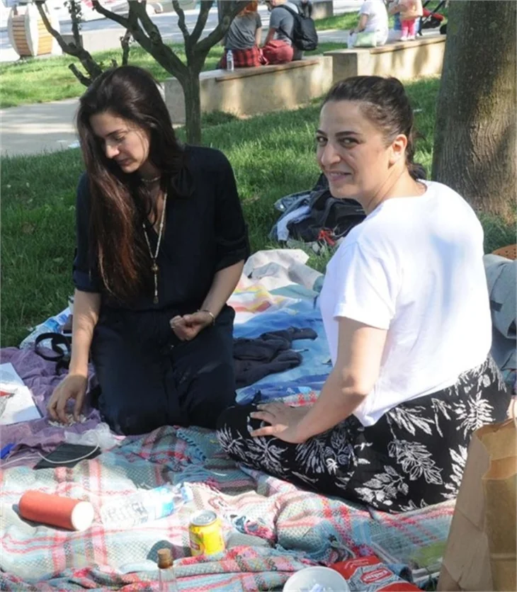 Halit Ergenç, Bergüzar Korel ve Ali Ergenç'in piknik keyfi
