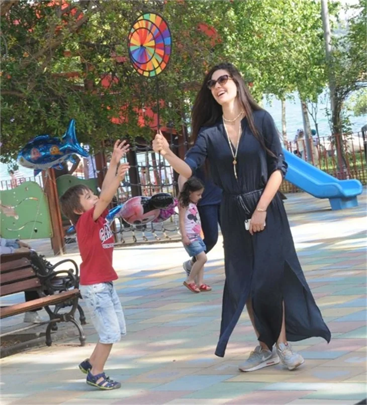 Halit Ergenç, Bergüzar Korel ve Ali Ergenç'in piknik keyfi