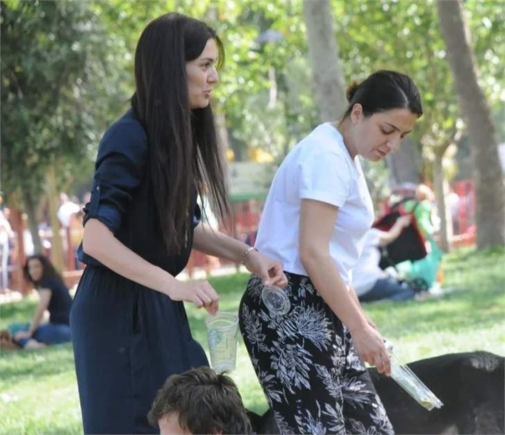 Halit Ergenç, Bergüzar Korel ve Ali Ergenç'in piknik keyfi