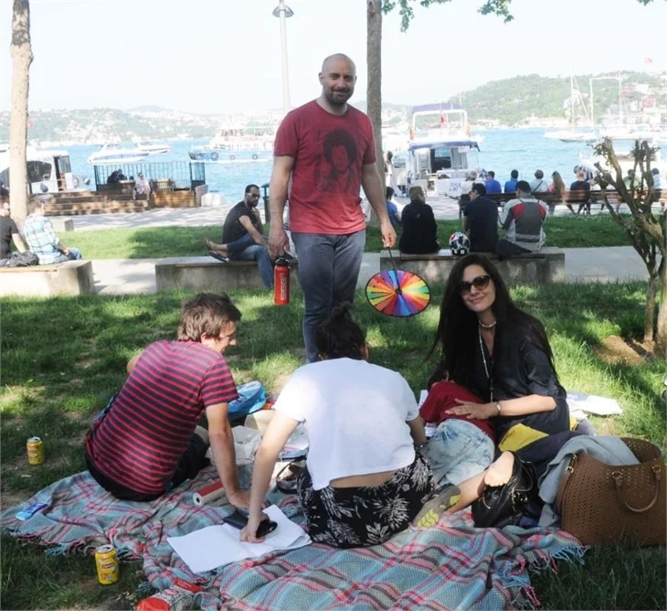 Halit Ergenç, Bergüzar Korel ve Ali Ergenç'in piknik keyfi