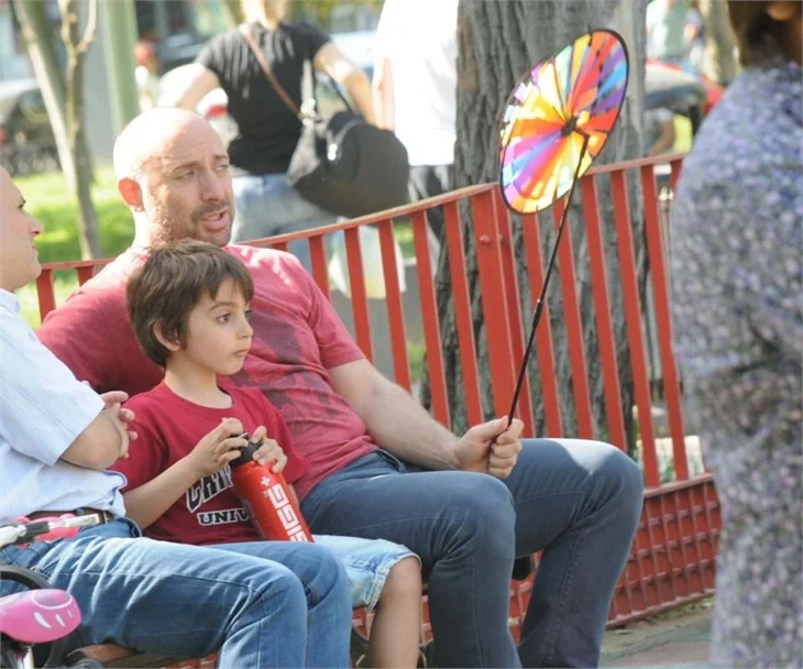 Halit Ergenç, Bergüzar Korel ve Ali Ergenç'in piknik keyfi