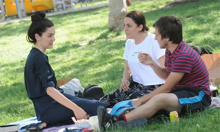 Halit Ergenç, Bergüzar Korel ve Ali Ergenç'in piknik keyfi