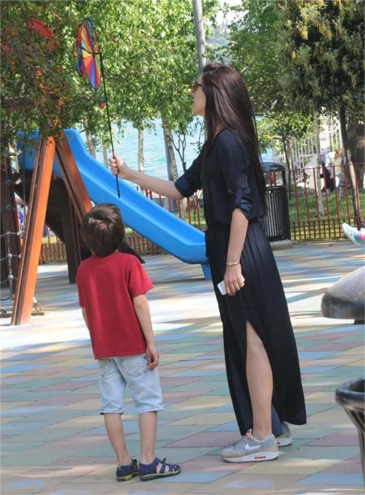 Halit Ergenç, Bergüzar Korel ve Ali Ergenç'in piknik keyfi