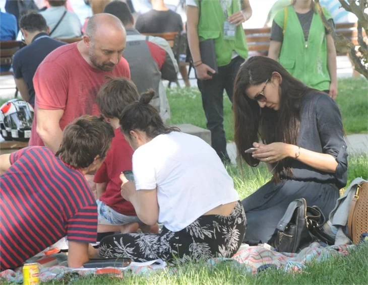 Halit Ergenç, Bergüzar Korel ve Ali Ergenç'in piknik keyfi
