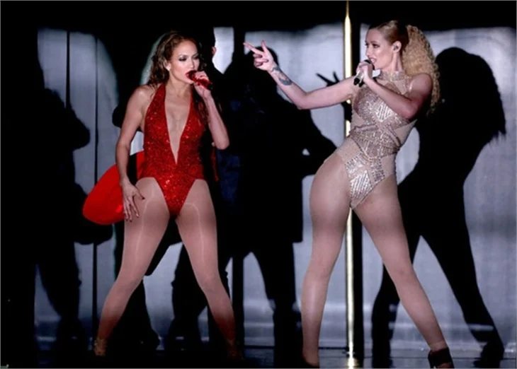 Jennifer Lopez kalçalarını konuşturdu!