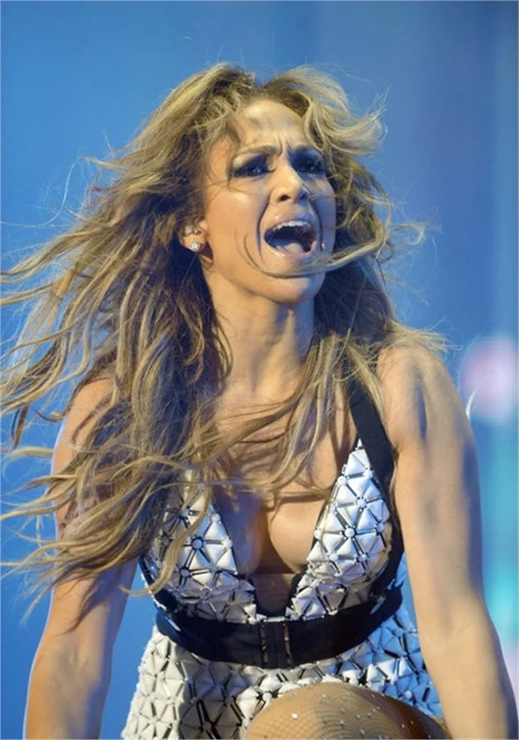 Jennifer Lopez kalçalarını konuşturdu!