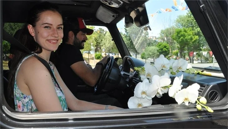 Burak Özçivit, sevgilisi Fahriye Evcen’e doğum günü sürprizi