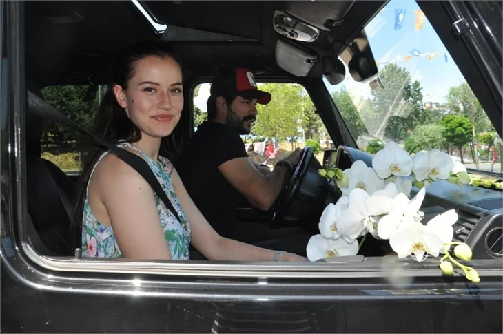 Burak Özçivit, sevgilisi Fahriye Evcen’e doğum günü sürprizi