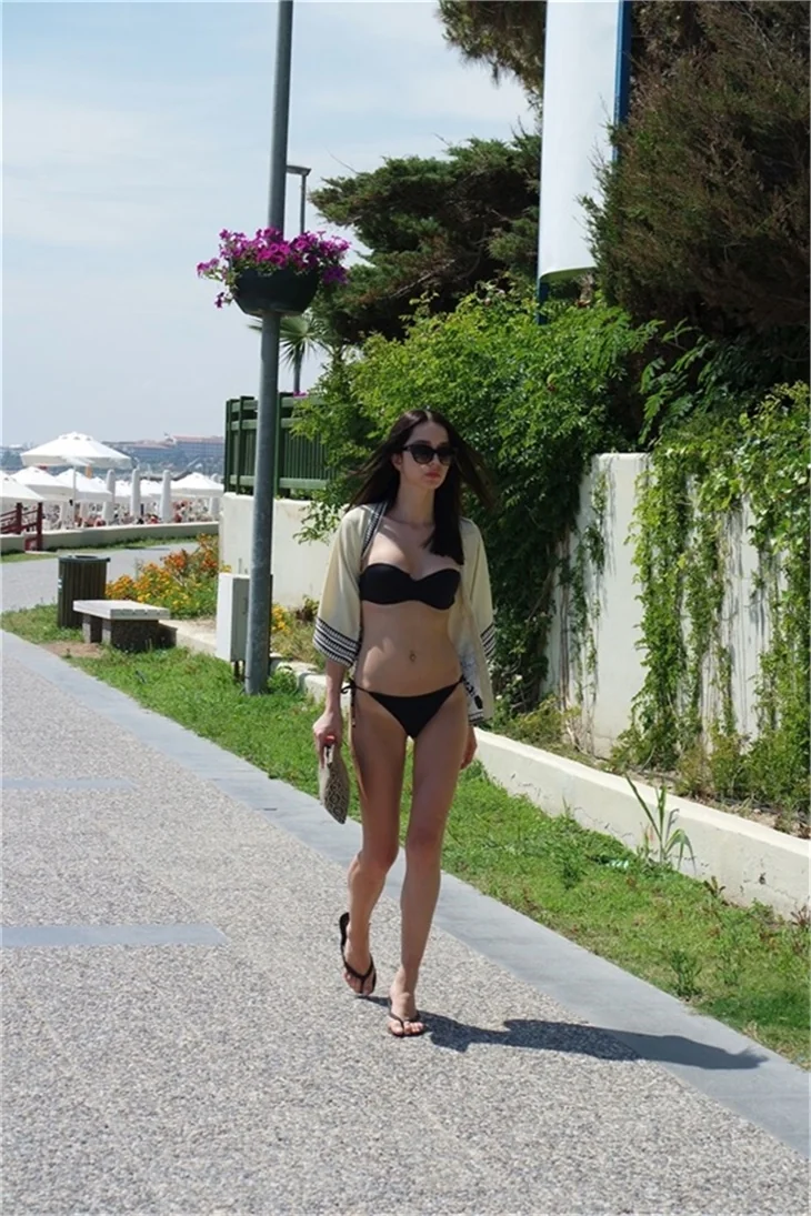 Elif Ece Uzun bikinili yakalandı!