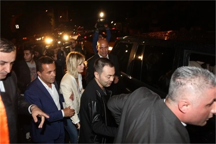 Serdar Ortaç 1. yılı kutladı, ayakta zor durdu!