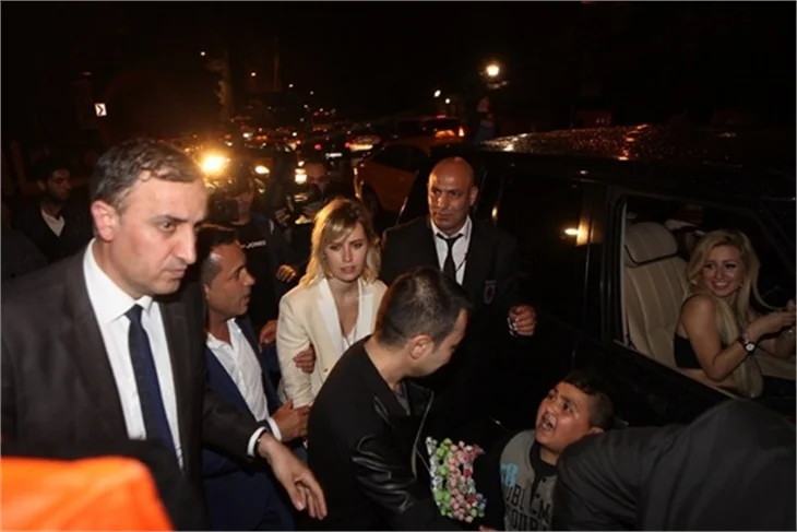 Serdar Ortaç 1. yılı kutladı, ayakta zor durdu!