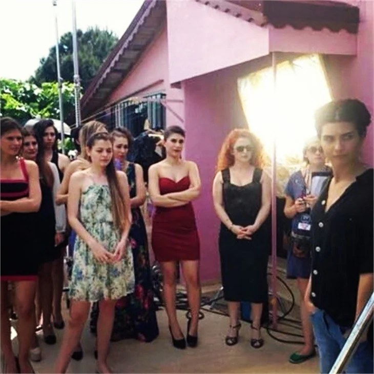 Dar Elbise filminin set arkası fotoğrafları