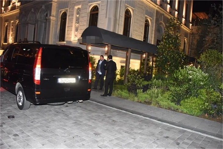 Hacı Sabancı ve Özge Ulusoy köşe kapmaca oynadılar!