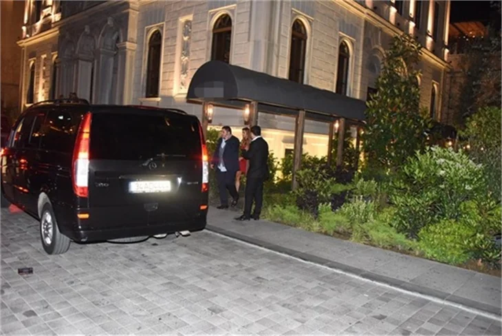 Hacı Sabancı ve Özge Ulusoy köşe kapmaca oynadılar!
