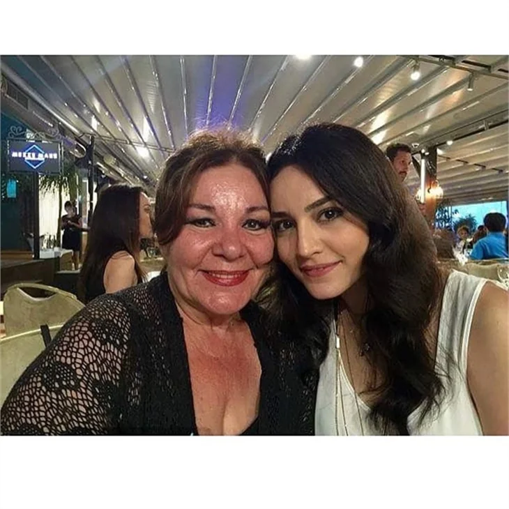 Kara Para Aşk ekibinden final yemeği