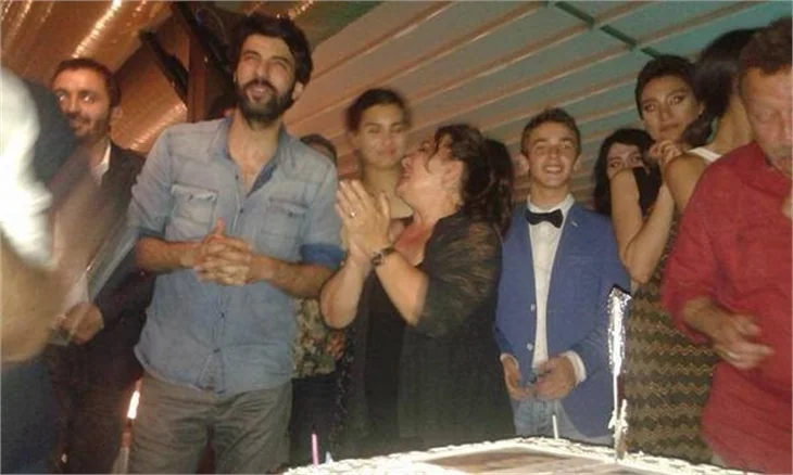 Kara Para Aşk ekibinden final yemeği