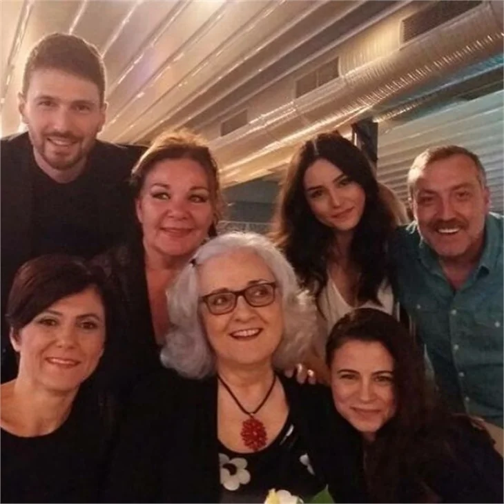 Kara Para Aşk ekibinden final yemeği