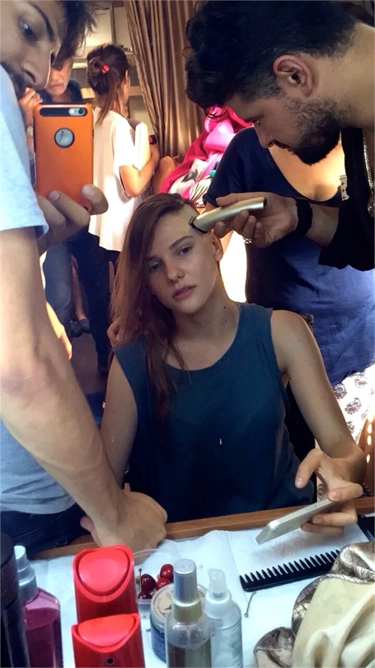 Alina Boz saçlarını kazıttı
