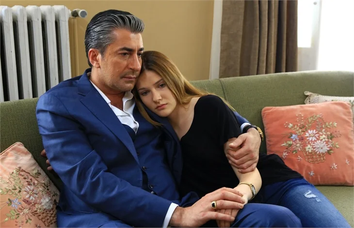Alina Boz saçlarını kazıttı