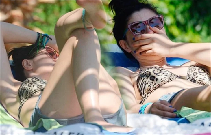 Deniz Çakır bikinili yakalandı