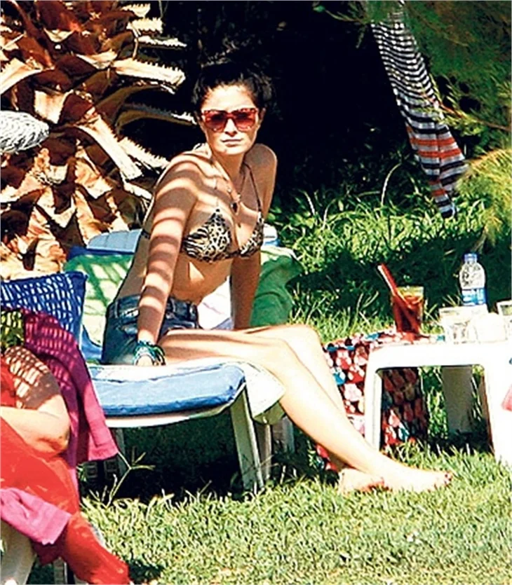 Deniz Çakır bikinili yakalandı