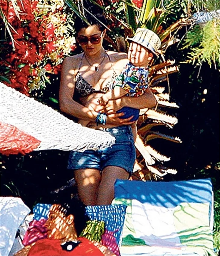 Deniz Çakır bikinili yakalandı
