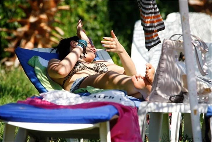 Deniz Çakır bikinili yakalandı