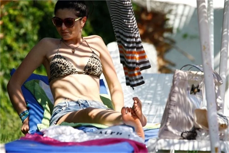 Deniz Çakır bikinili yakalandı