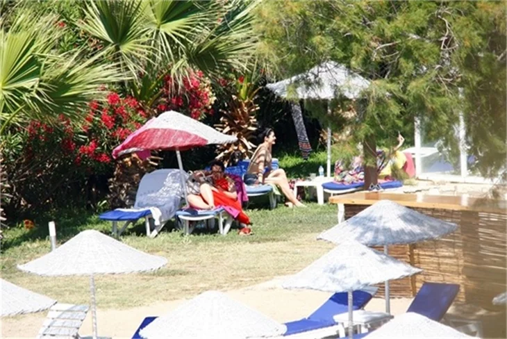 Deniz Çakır bikinili yakalandı