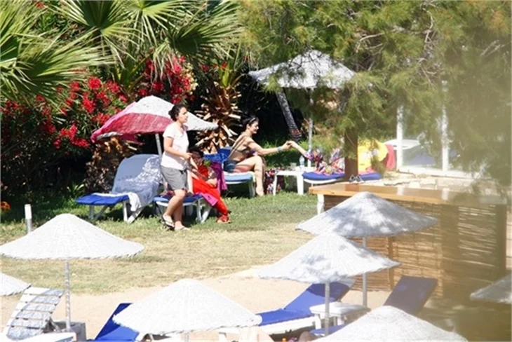 Deniz Çakır bikinili yakalandı