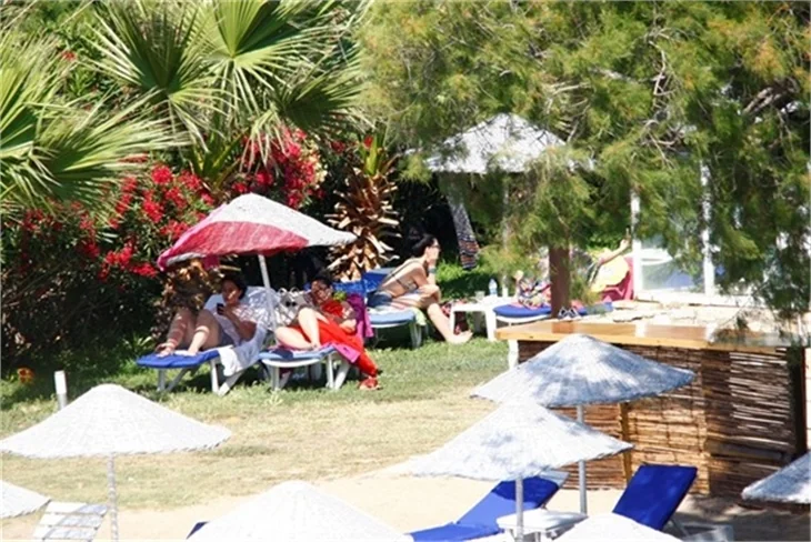 Deniz Çakır bikinili yakalandı