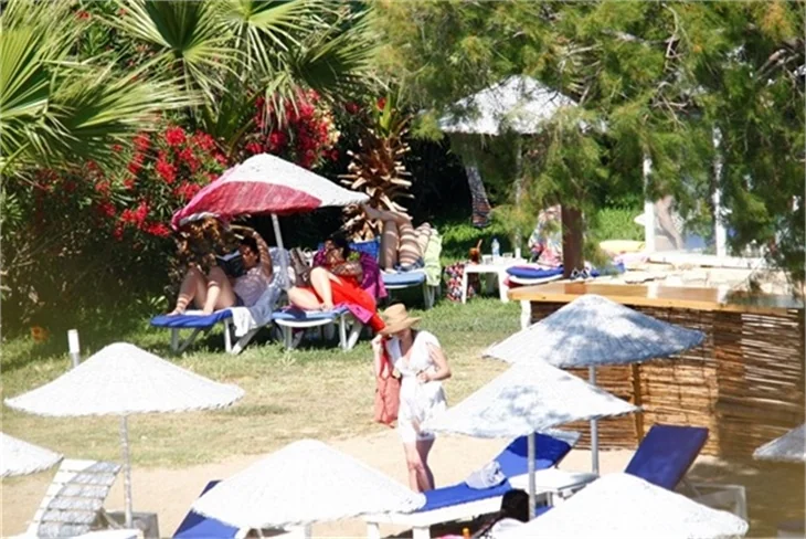 Deniz Çakır bikinili yakalandı