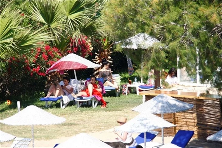 Deniz Çakır bikinili yakalandı