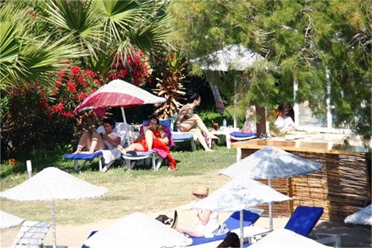 Deniz Çakır bikinili yakalandı