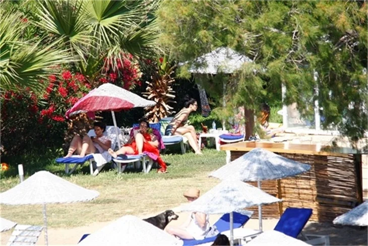 Deniz Çakır bikinili yakalandı