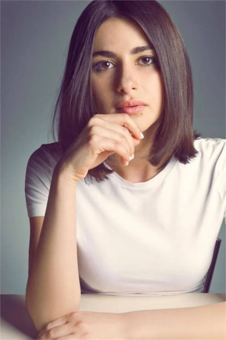 Nesrin Cevadzade hem cesur pozlar hem de cesur sözler