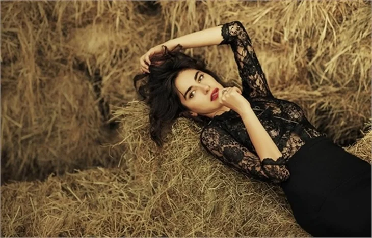 Nesrin Cevadzade hem cesur pozlar hem de cesur sözler