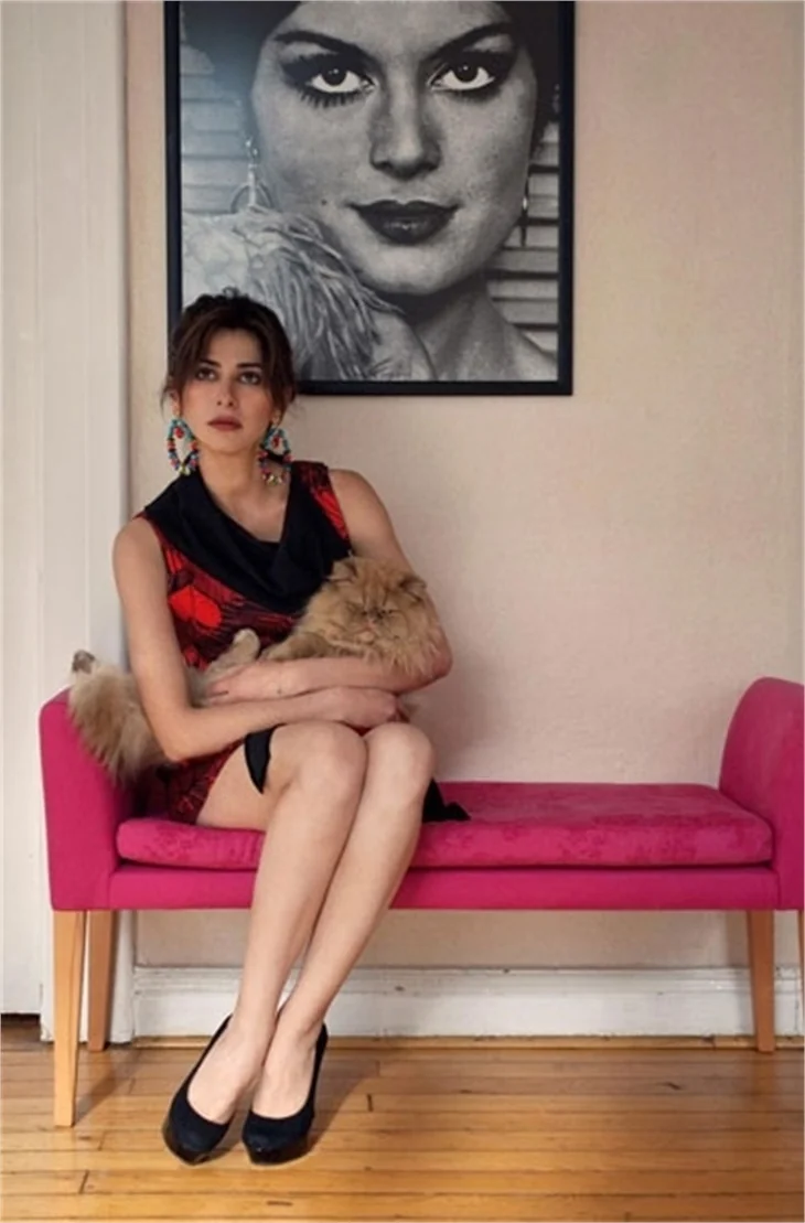 Nesrin Cevadzade hem cesur pozlar hem de cesur sözler
