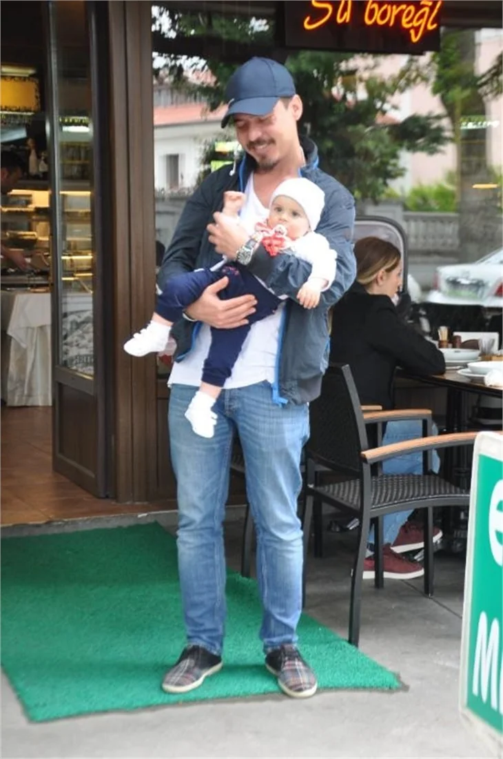 Erdem Kınay eşi ve bebeğiyle gezmede!