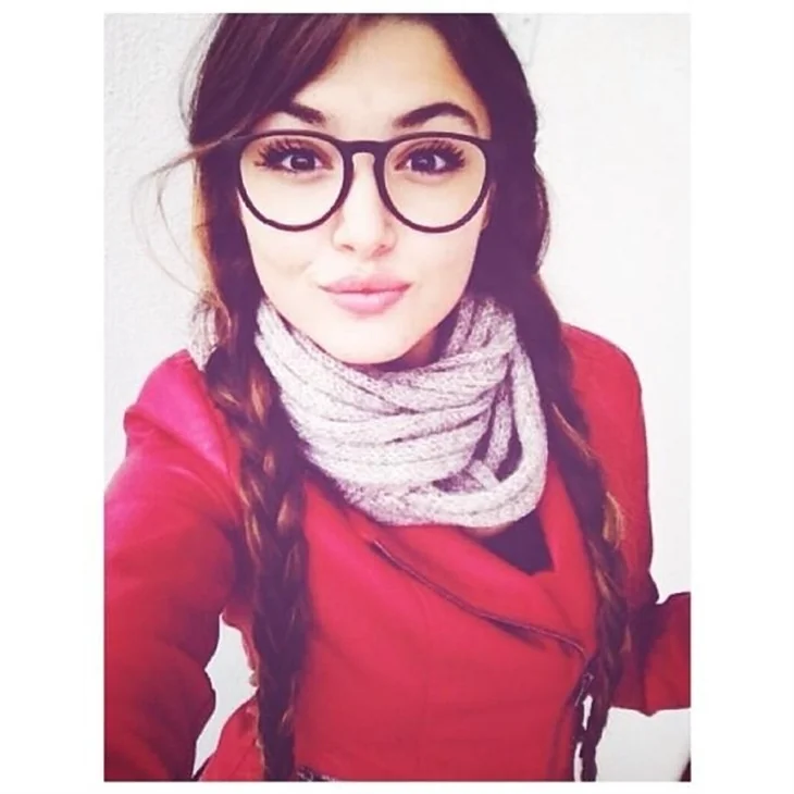 Hande Erçel kimdir?