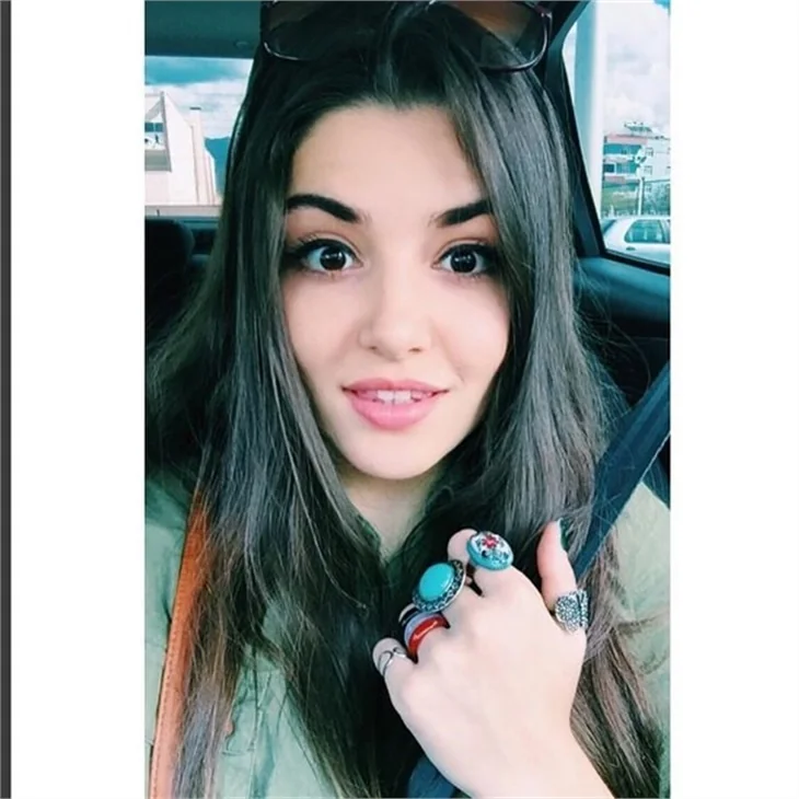Hande Erçel kimdir?