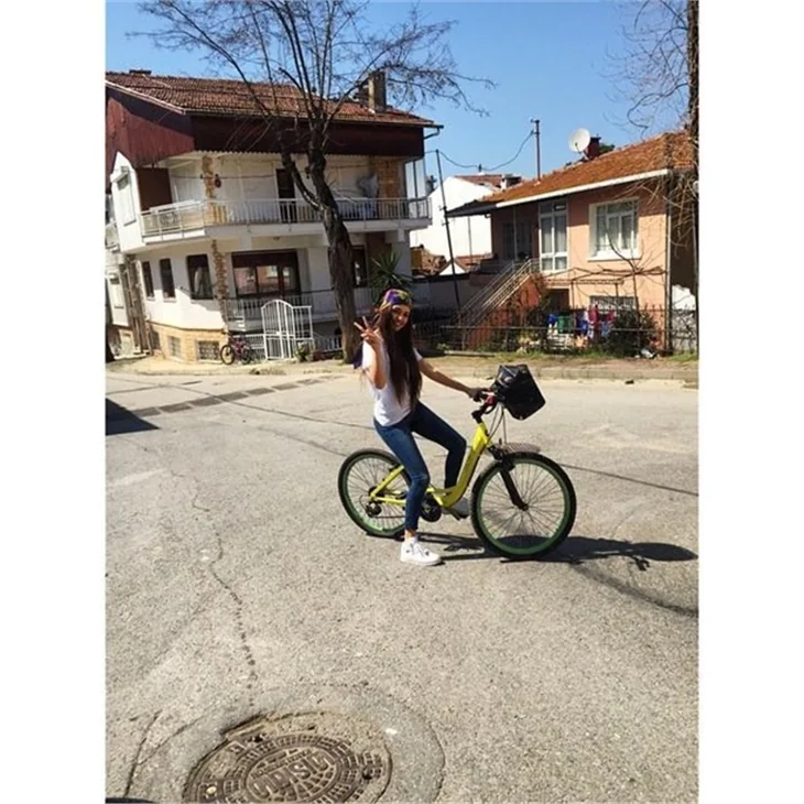 Hande Erçel kimdir?
