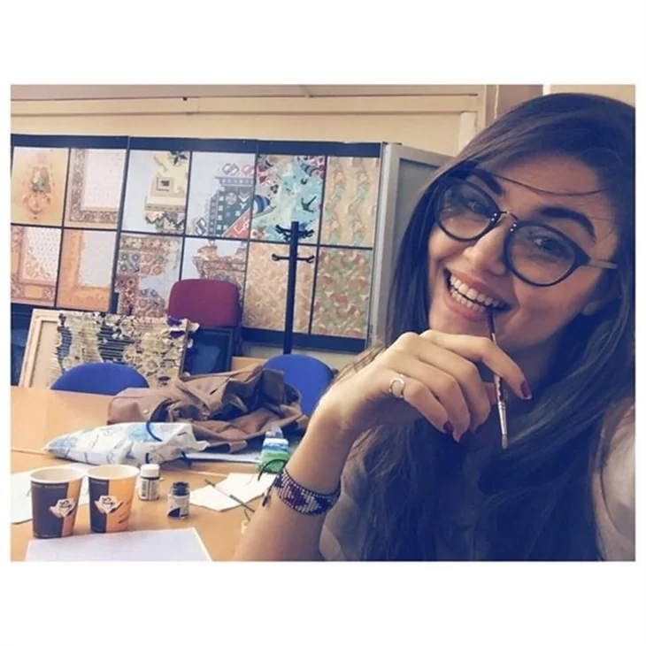 Hande Erçel kimdir?