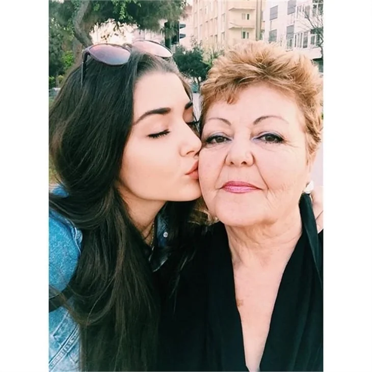 Hande Erçel kimdir?