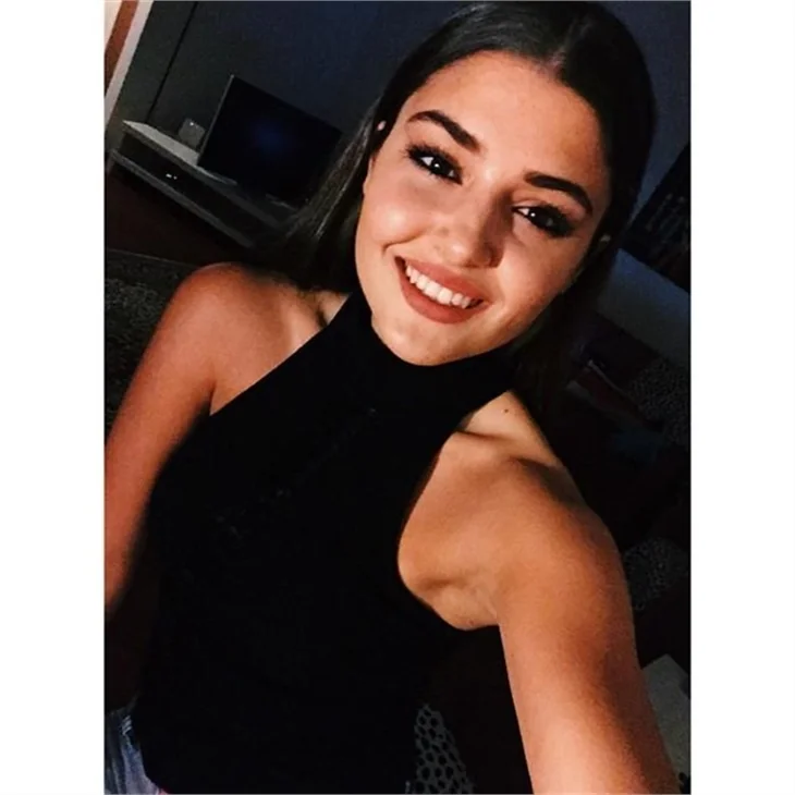 Hande Erçel kimdir?