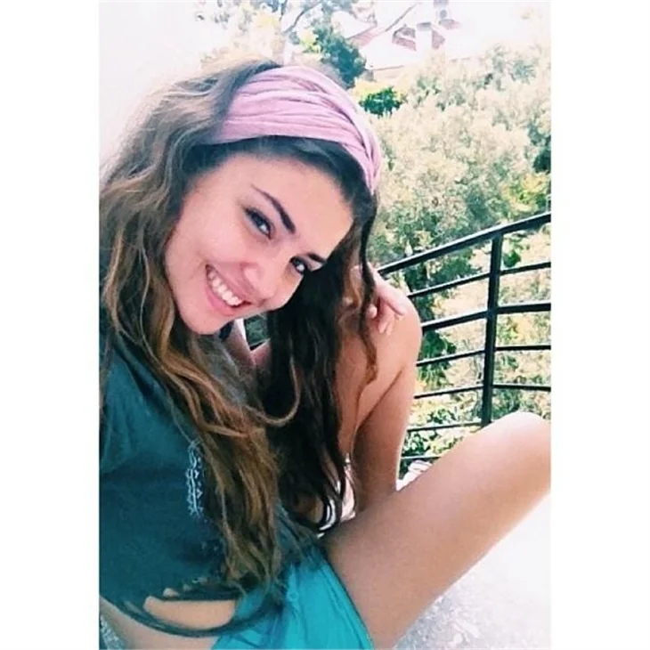 Hande Erçel kimdir?